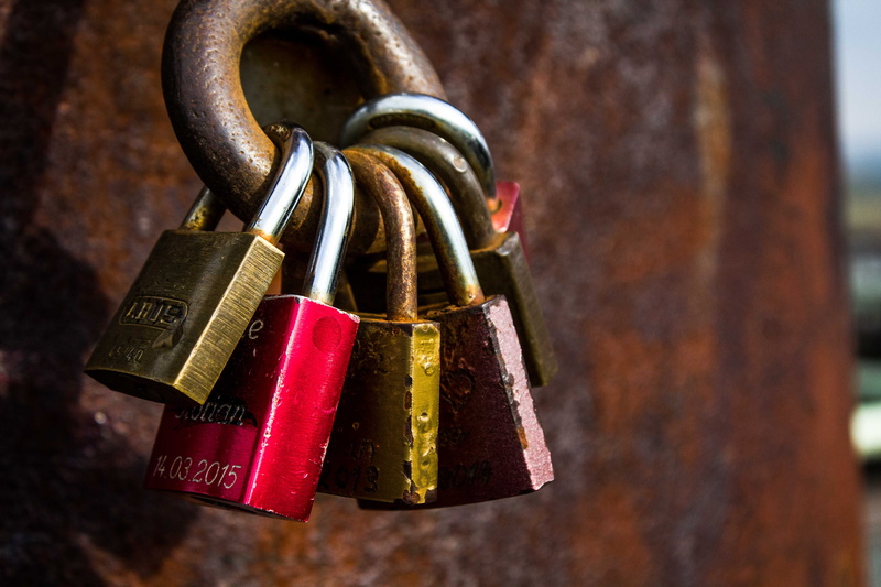 chains, macro, chain, closeup, gold colored, close-up, old, day, rusty, rust, close up, outdoors, germany, duisburg, focus on foreground, protection, positive emotion