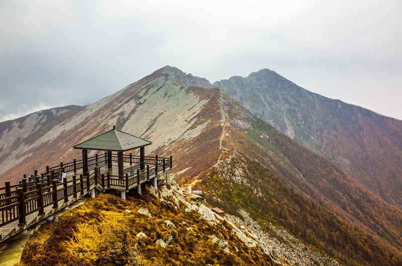 tranquil scene, idyllic, asia, physical geography, day, tourism, china, nature, cloud - sky, environment, mountain peak, mountain, resorts, outdoors, the scenery