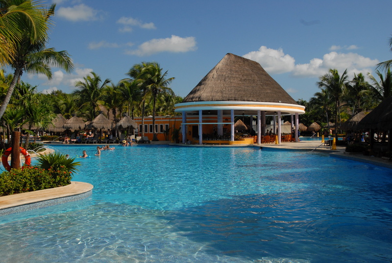 travel destinations, relaxation, people, tourist resort, pool, cancun, incidental people, palm tree, built structure, vacations, 4K, swimming pool, water