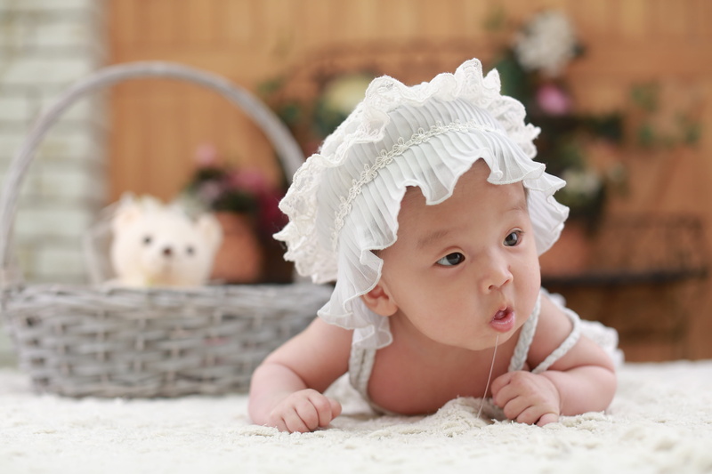 corolla, boy, makes my mouth water, white yarn, portrait, focus, indoors, looking at camera, childhood, front view, babies only, babyhood, baby, looking
