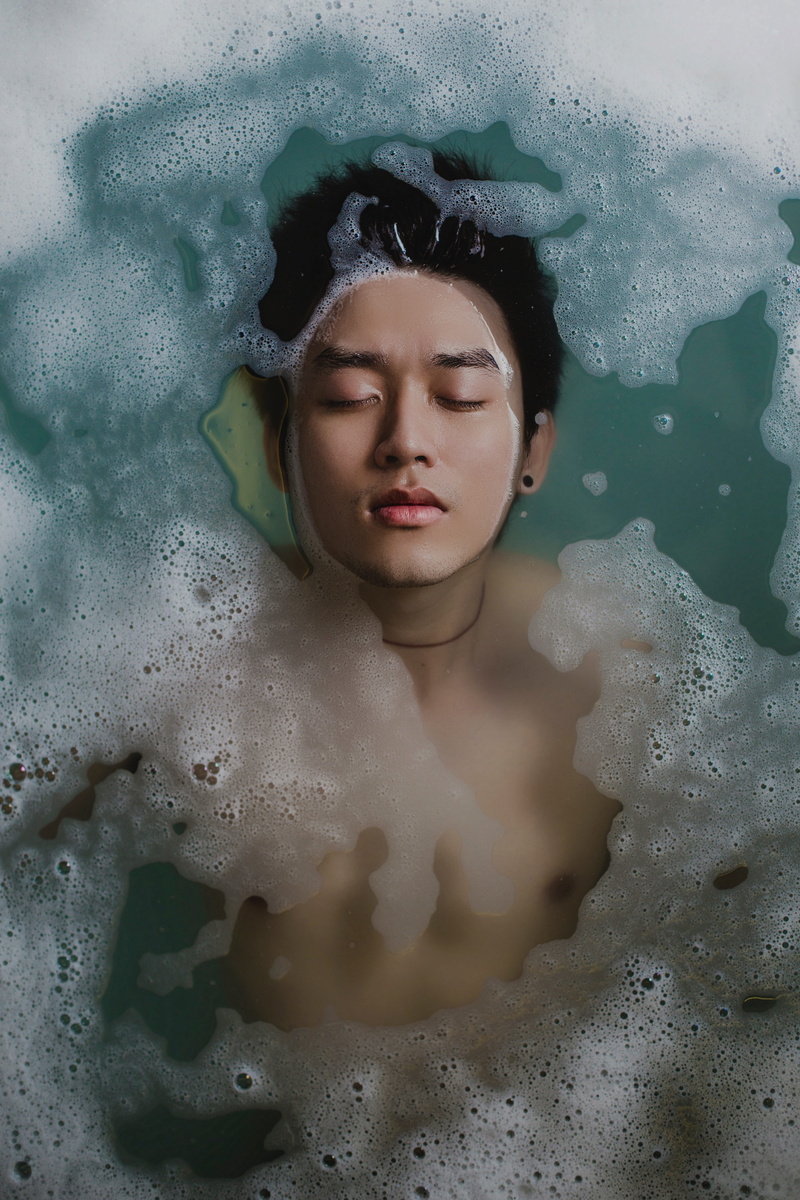bathtub, nature, domestic room, leisure activity, taking a bath, lifestyles, front view, young adult, 5K, bathroom, sea, one person, water, bubbles, headshot