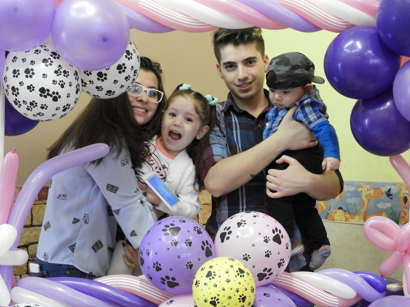 real people, balloon, females, 5K, group of people, portrait, lifestyles, buenos aires, casual clothing, leisure activity, family, positive emotion, women