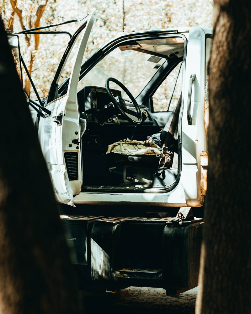 chair, land vehicle, absence, abandoned, bosque, chevrolet, outdoors, motor, tanque, old, close-up, agua, transportation, door, 2K, trademark, cushion