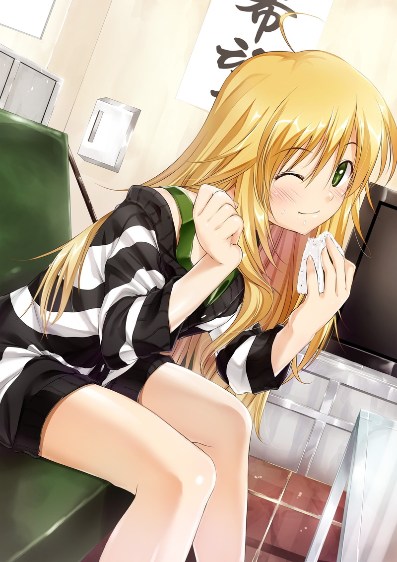 adult, seat, blonde, green eyes, human limb, clothing, hairstyle, Hoshii Miki, eating, 2K, lifestyles, women, winking, human foot, beauty, relaxation