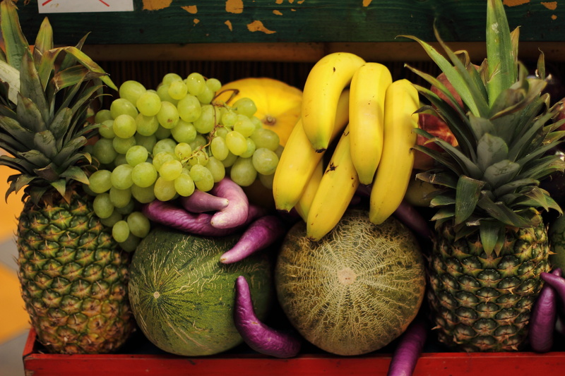 large group of objects, market stall, market, apple, 5K, retail display, no people, tropical, grocery, for sale, mango, food, exotic, banana, green, sweet