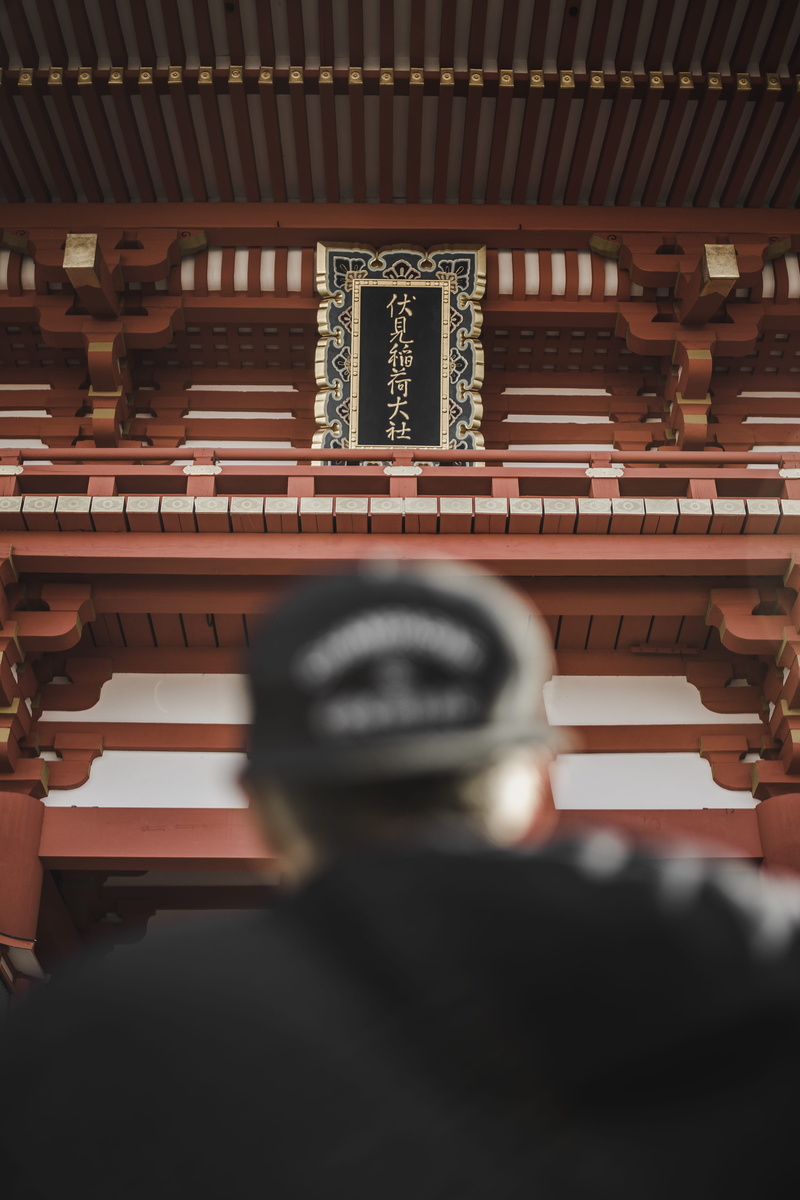 inari shrine, rear view, 4K, indoors, kyoto, low angle view, selective focus, spirituality, place of worship, day, kyōto-shi, architecture, communication