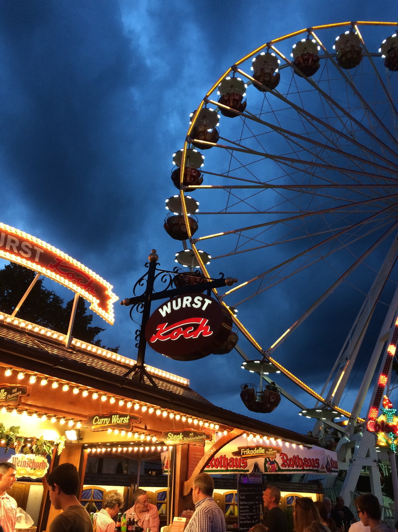 enjoyment, ferris, men, low angle view, ferris wheel, outdoors, 2K, amusement park ride, large group of people, park, fair, amusement park, traveling carnival