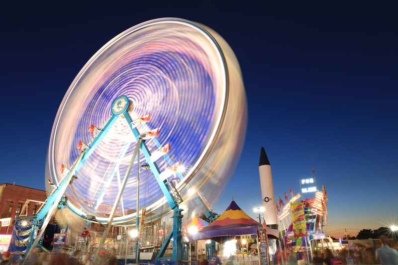 spinning wheel, building exterior, blue, nature, blurred motion, sunset, photo, illuminated, night, amusement ride, motion, ferriswheel, lapsed, spinning