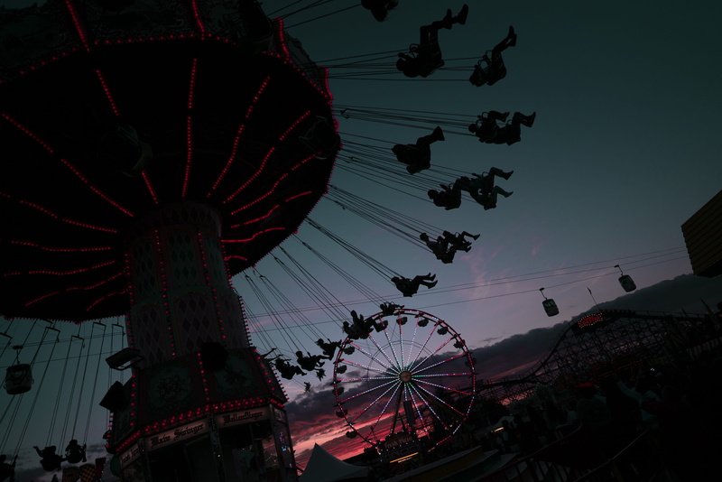 outdoors, riding, motion, amusement park, sky, ferriswheel, low angle view, group of people, 4K, ferris wheel, leisure activity, built structure, enjoyment