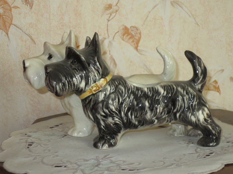 vertebrate, animal, animal themes, statues, ceramic, bathroom, domestic animals, canine, pets, black color, home, indoors, one animal, dogs, mammal, small