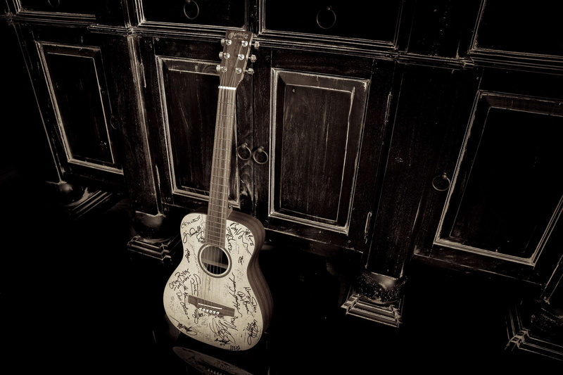 technology, string instrument, dark, arts culture and entertainment, built structure, guitar, indoors, 4K, close-up, large group of objects, musical instrument