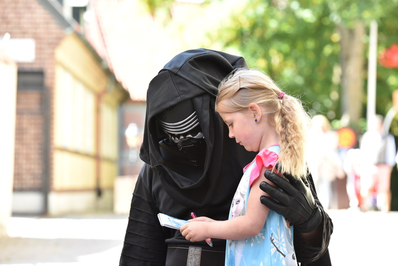 star wars, focus on foreground, notepad, lifestyles, islam, communication, standing, girl, females, young adult, wireless technology, women, young women
