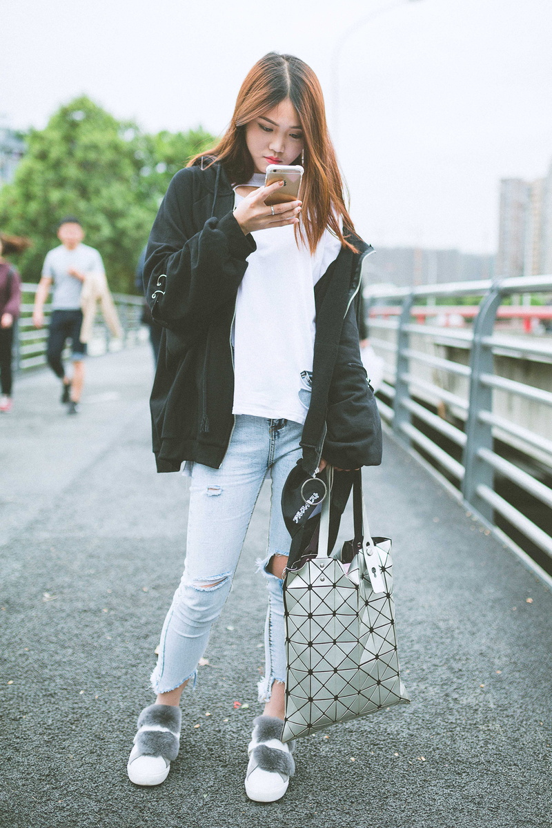 street, bag, style, asian, white, hairstyle, lifestyles, smartphone, using, hair, blue, city life, portable information device, street pat, texting, young adult
