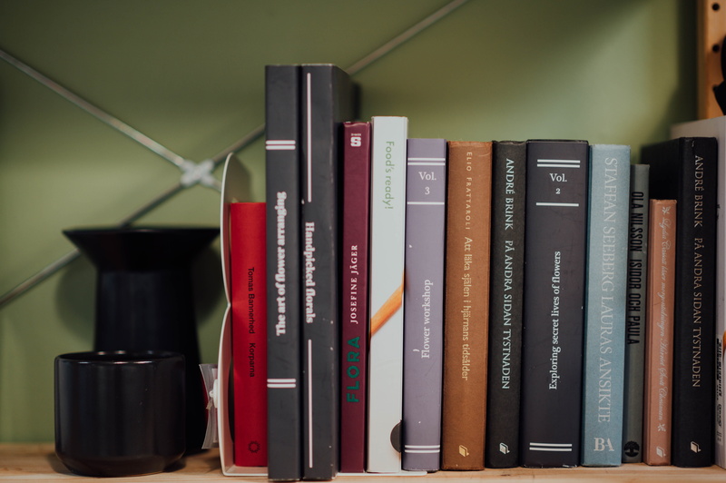 cup, room, bookshelf, file binder, still life, close-up, bookcase, education, choice, file folder, tabletop, literature, publication, variation, wood, table