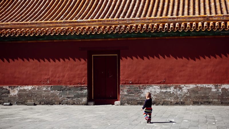 walking, walkway, red, leisure activity, 5K, sidewalk, men, baby, built structure, real people, wall, rear view, alley, temple, full length, brick, building exterior