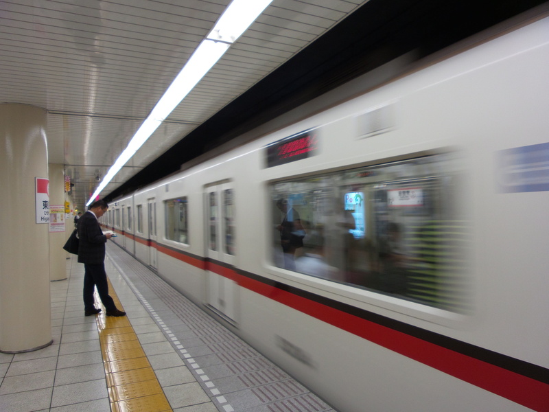 ceiling, wait, mode of transportation, 4K, commuting, train, speed, rail transportation, tokyo, incidental people, subway, architecture, read, passing