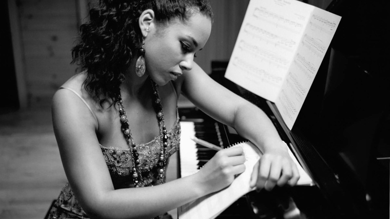 looking, sheet Music, dress, alicia keys, keyboard Player, women, spaghetti, spinet, real people, artist, musical Note, entertainment, arts And Entertainment