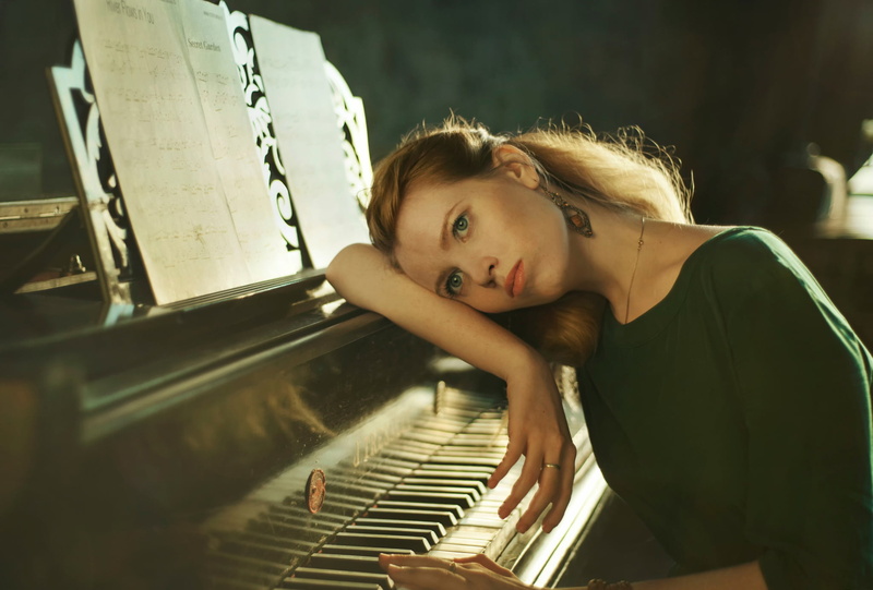 s, crew, one person, musical instrument, casual clothing, leisure activity, women, notes, playing, 1080P, skill, piano key, piano, music, girl, green