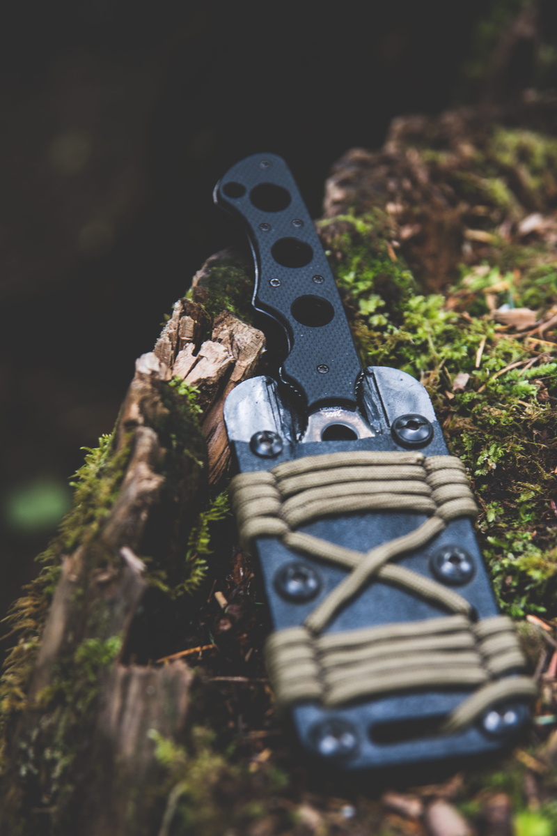 travel, outdoor, wooden, no people, selective focus, knife, knives, outdoors, field, close-up, nature, camping, sport, tree, tool, macro, wood - material