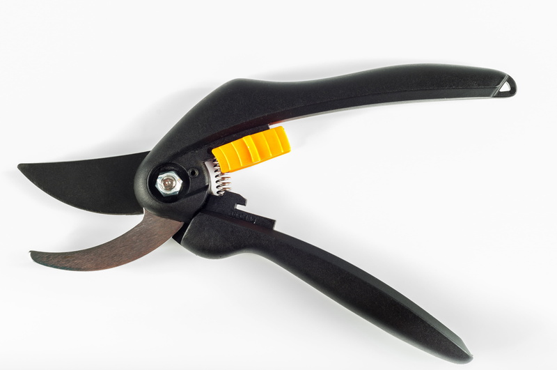 hand, hedging, equipment, snipping, clipper, studio shot, object, knife - weapon, gardening, alloy, accessory, appliance, cutter, cut out, scissors, blade