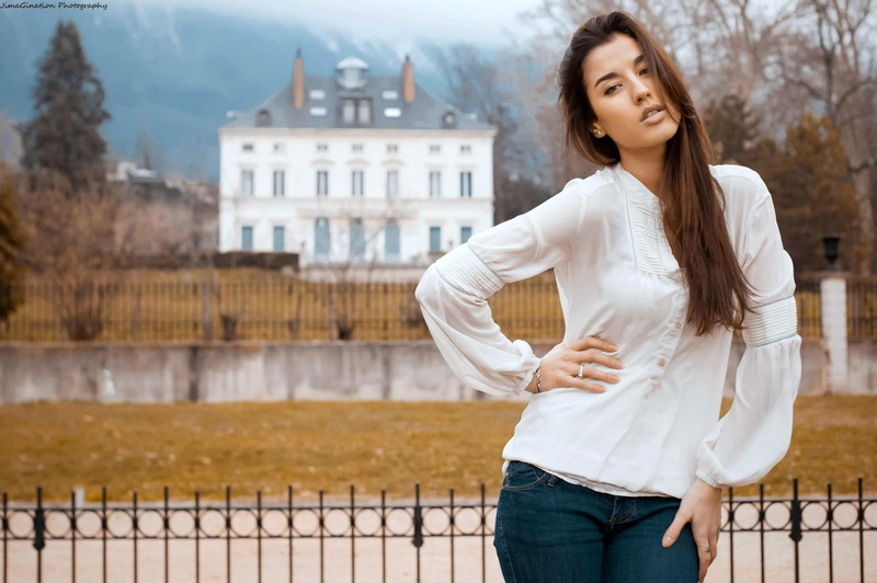 hair, architecture, model, beautiful woman, looking back, lifestyles, beauty, fence, blurred, 1080P, brown hair, one person, Tara Onaran, women, standing