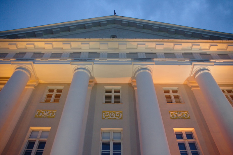 day, estonia, travel destinations, government, architecture, outdoors, facade, pediment, arch, building, 2K, architectural column, evening, built structure