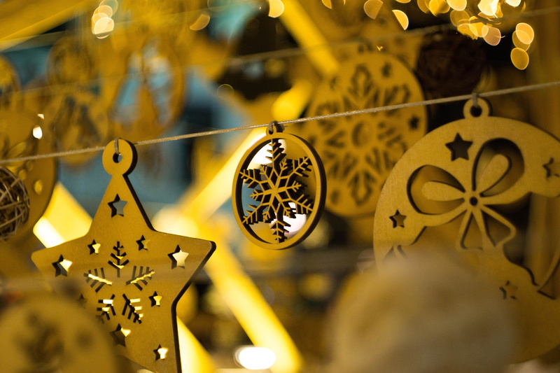 decors, tree, emblem, lighting equipment, snowflake, art and craft, light, focus on foreground, star, hanging, 5K, event, brass section, winter, holiday
