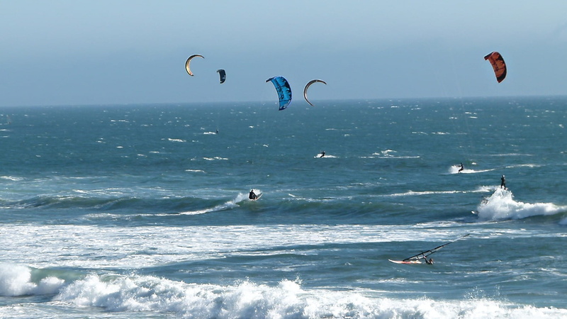 sky, freedom, 720P, water, waterfront, nature, horizon over water, day, paraglider, aquatic sport, flying, sea kiting, outdoor, wave, outdoors, beauty in nature