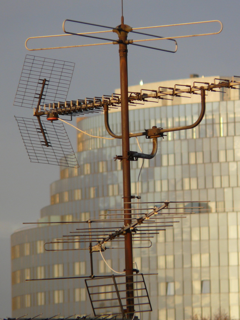 outdoors, rusted, antenna - aerial, technology, antenna mast, lighting equipment, watch tv, day, electrical equipment, power supply, old, nature, fuel and power generation