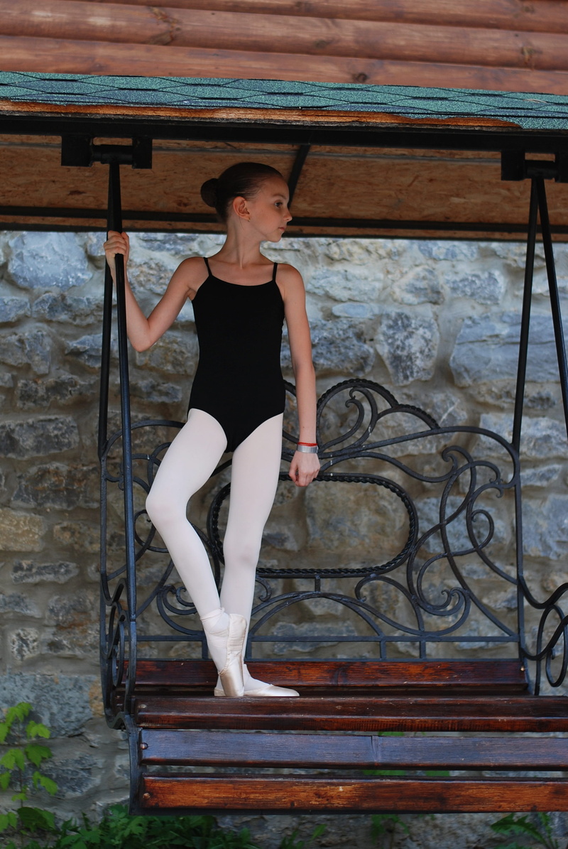 ballet, one person, ballerina, beautiful woman, elegance, pointe shoes, young women, casual clothing, fine, holding, hairstyle, architecture, dancing, 2K