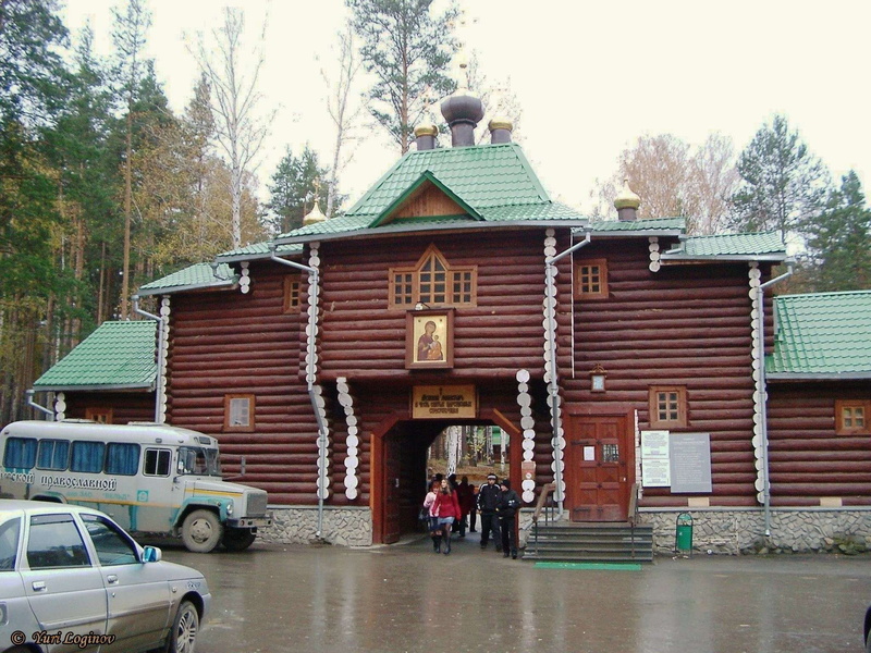 car, built structure, russia, outdoors, day, building, city, motor vehicle, monastir v chest svyatih carstvennih strastoterpce, rain, ganina yama, tree