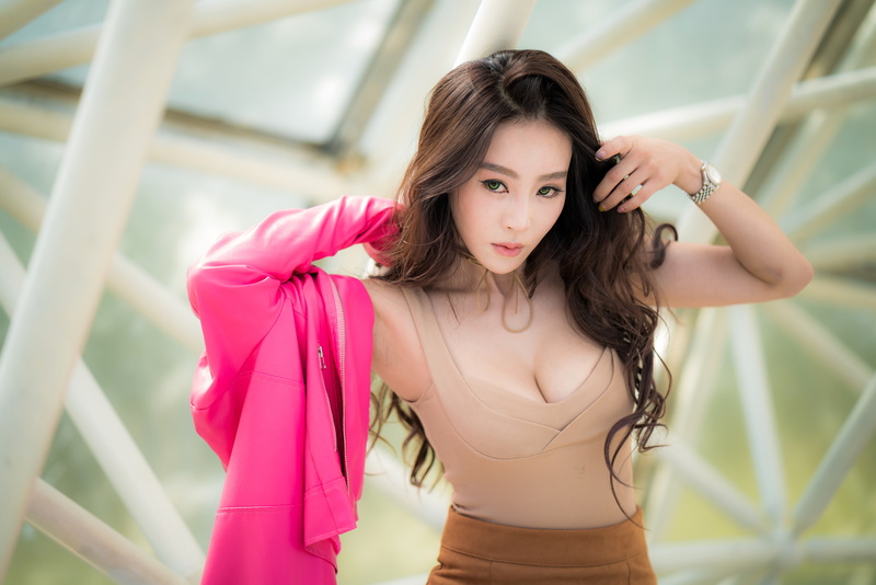 leisure activity, arms raised, human arm, beautiful woman, focus on foreground, Asian, hairstyle, portrait, real people, looking at camera, casual clothing
