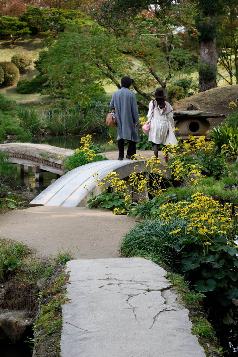 park, plant, japan, hiroshima-shi, path, walking, love, tree, asia, lifestyles, two people, couple - relationship, women, men, people, garden, rear view