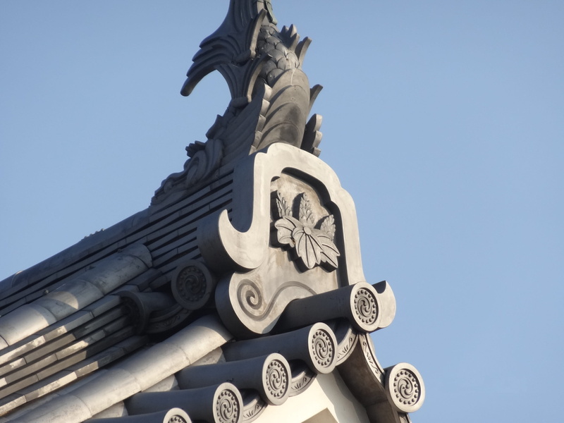 human representation, nature, ornate, outdoors, building exterior, built structure, sculpture, blue, hiroshima castle, castle, sunlight, craft, the past