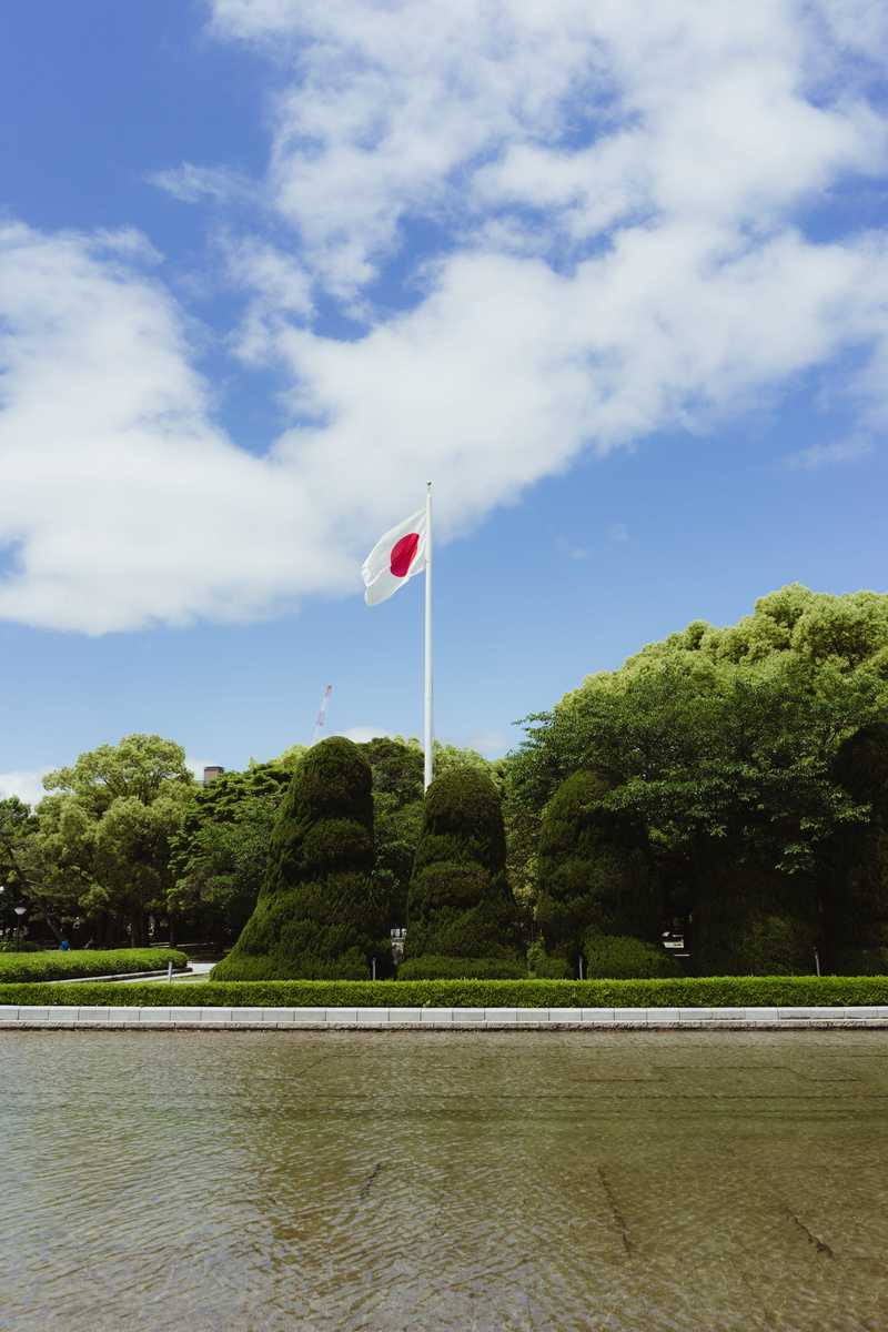 flag, cloud - sky, sky, outdoors, growth, waterfront, lake, japan, water, nature, 5K, day, green color, tree, wind, patriotism, scenics - nature, beauty in nature