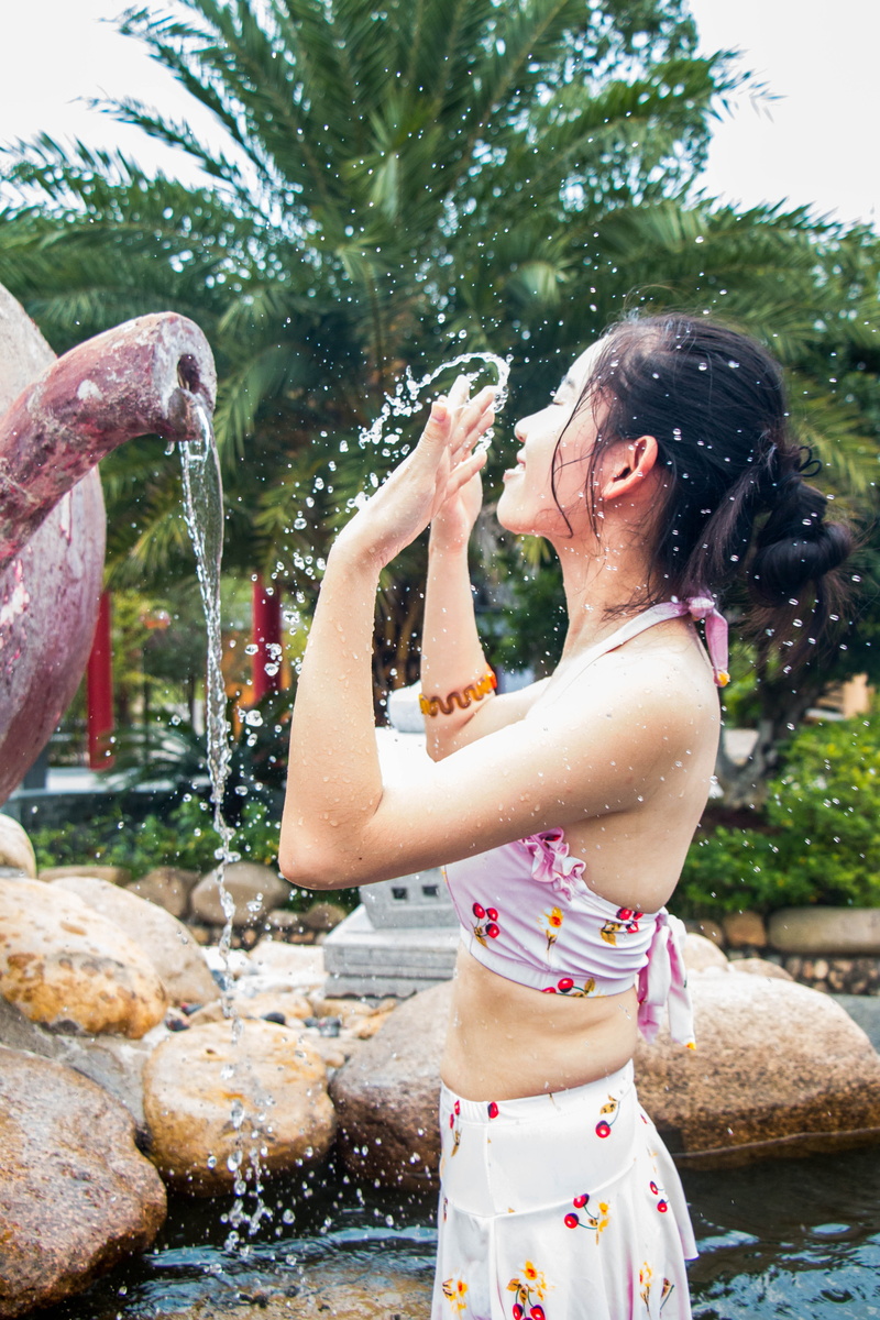 positive emotion, hot, nature, Wet, 5K, refreshment, real people, enjoyment, water, Fountain, swimming, drinking, Swimwear, motion, one person, outdoors