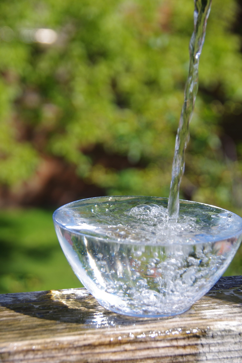 2K, focus on foreground, live, household equipment, drink, splashing, refreshment, flowing, pouring, food and drink, fountain, motion, no people, flowing water