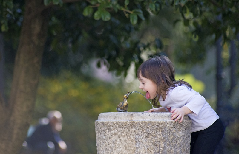 hairstyle, real people, side view, s, fountain, 2K, leisure activity, child, focus on foreground, lifestyles, water, day, one person, thirsty, childhood