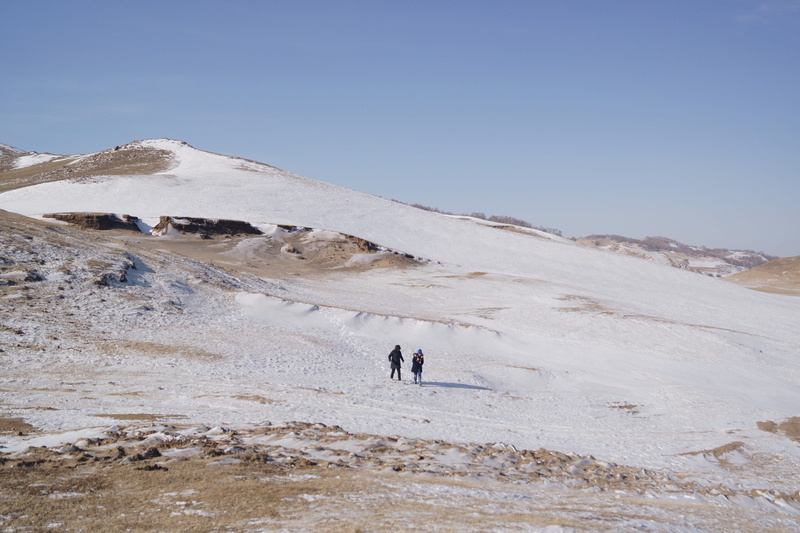 day, non-urban scene, landscape, plateau, outdoors, person, sand, men, mountain range, nature, mountain, unrecognizable person, two people, land, inner mongolia