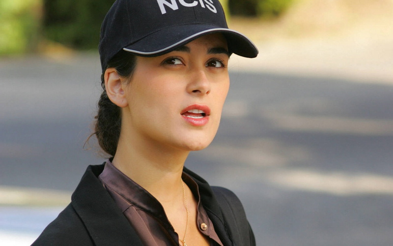 looking At Camera, young Women, one Person, smiling, outdoors, young Adult, cap, brunette, clothing, day, close-up, face, fitted, black, caucasian Ethnicity