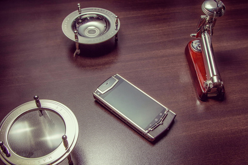 wood - material, mobile phone, camera - photographic equipment, Vertu, photography themes, table, group of objects, smart phone, close-up, technology, high angle view