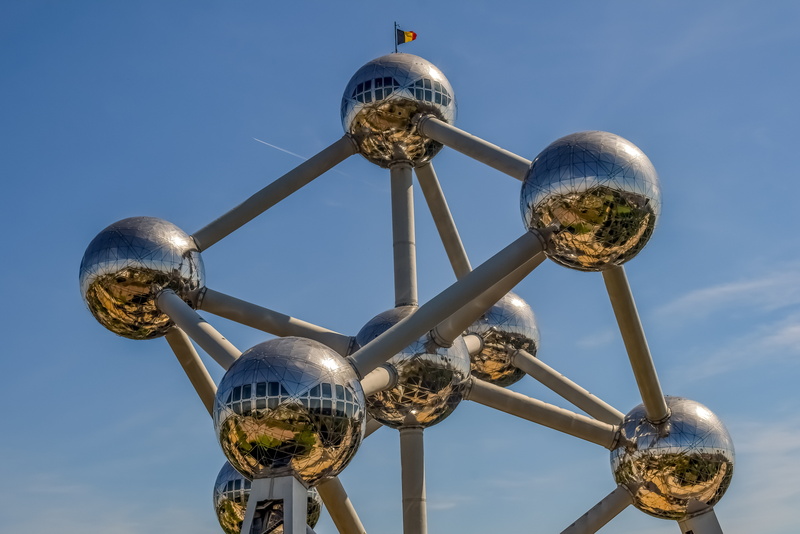 tall - high, 5K, sunlight, sky, landmark, connections, building exterior, belgium, atom, metal, tourism, architecture, atomium, brussels, outdoors, low angle view