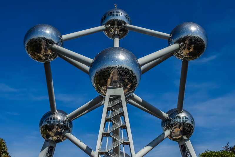 europe, atom, travel, sky, silver colored, landmark, atomium, built structure, connection, sunlight, blue, transportation, day, lighting equipment, sphere