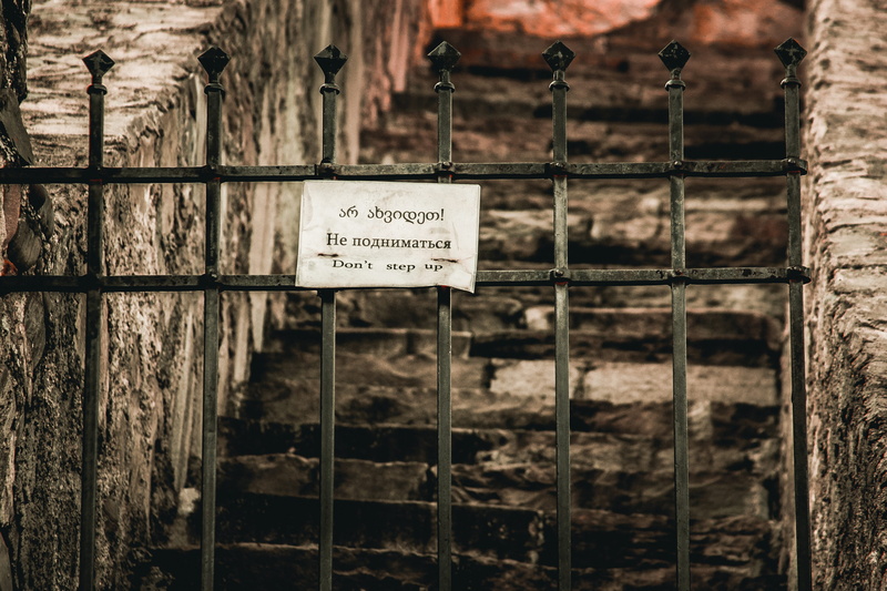wire, crypt, handrail, communication, white, warning sign, tombstone, gate, tomb, 2K, boundary, message, fence, rust, western script, information sign