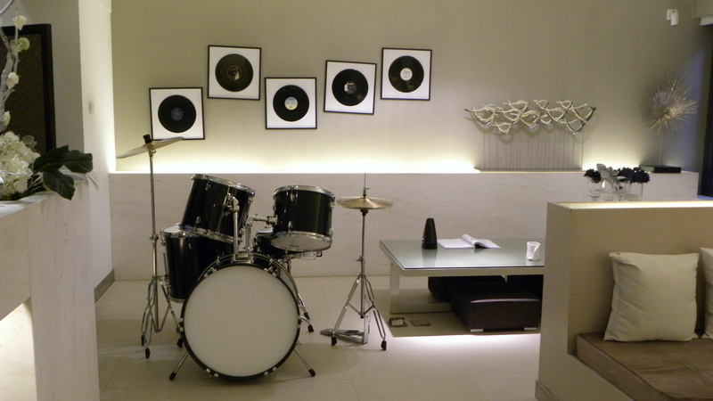 musical instrument, chair, black drum, music, no people, indoor, drum set, domestic room, absence, wall - building feature, sofa, 4K, lighting equipment