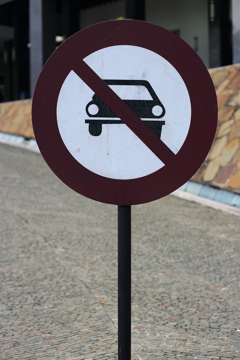 car, day, communication, warning sign, vehicles prohibited, circle, Red, street, guidance, 4K, geometric shape, speed limit sign, Prohibition, focus on foreground