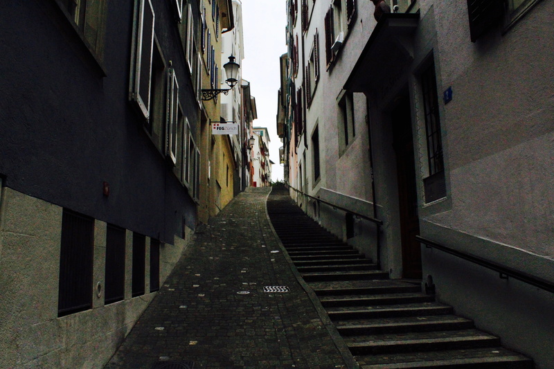 city, outdoors, building exterior, zurich, residential district, alley, old town, direction, staircase, diminishing perspective, zürich, architecture, day
