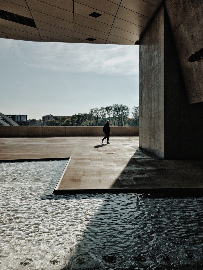  dessin, shadow, architecture, light, pattern, walks, real people, silhouette, outdoors, day, concrete, one person, geometry, 2K, men, full length