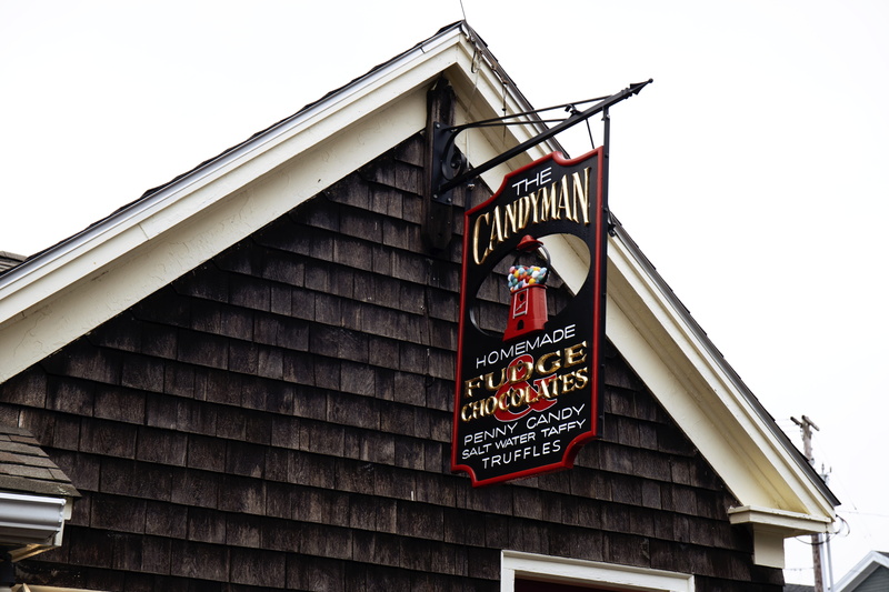 roof, strap, wood, consumerism, plaque, outdoors, trademark, building, non-western script, information, hotel, low angle view, signage, architecture, sign