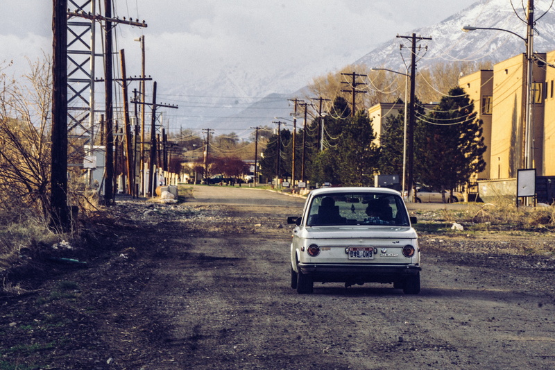 road, built structure, street, structure, land vehicle, plant, 5K, travel, motor vehicle, day, line, white, vehicle, mountain, car, building exterior